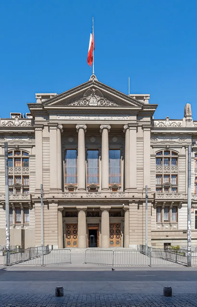 Entrada de piedra de los Tribunales de Justicia de Santiago, con columnas.
